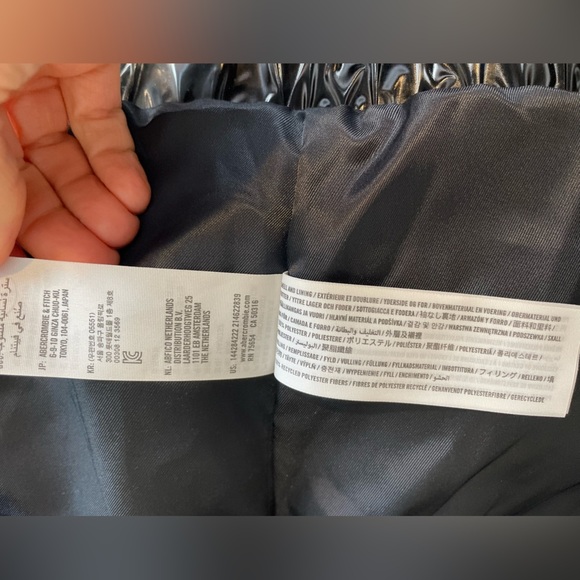 A & F Ultra cropped puffer shiny black - Picture 7 of 14